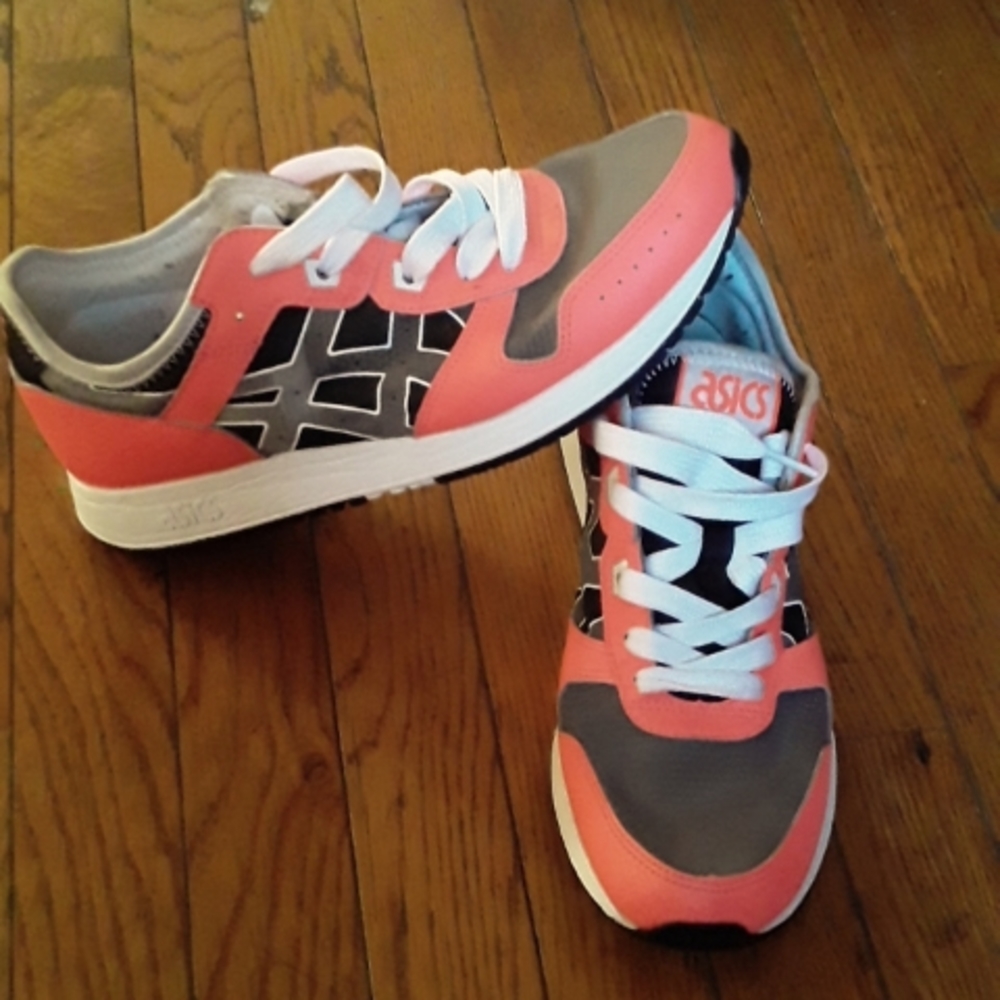 Asics tokoy edition size 9 red orange